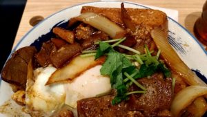 （新橋　グルメ　ランチ　肉）　「肉めし岡もと 新橋店」の「肉玉めし」「味噌汁」